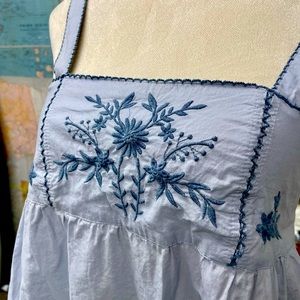 GAP hippie… boho.., embroidered sleeveless cotton blue perfect top. Sz O XS